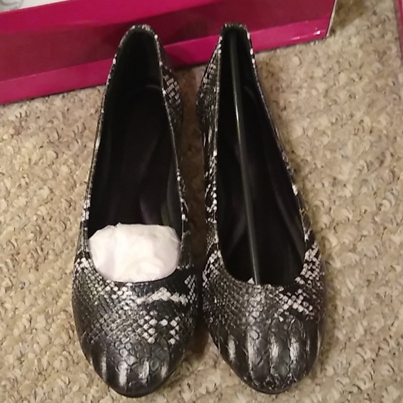 Afra-6 snake embossed flats - Picture 2 of 6